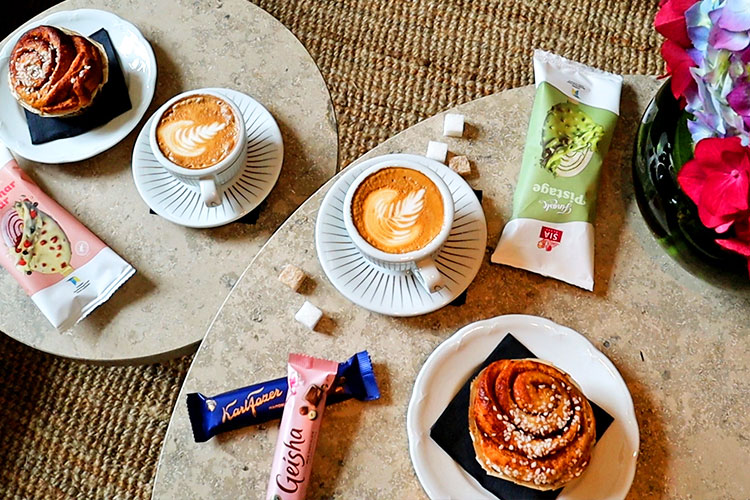 Fika med kaffe och kanelbullar